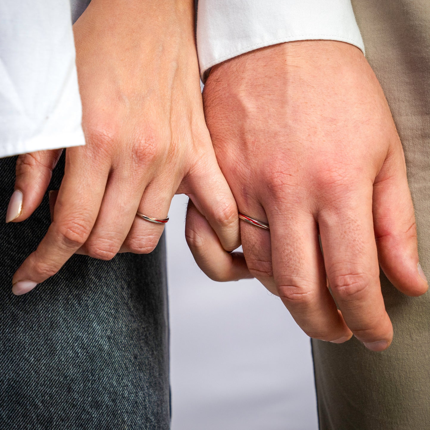 Clameco | Ring mit rotem Faden .